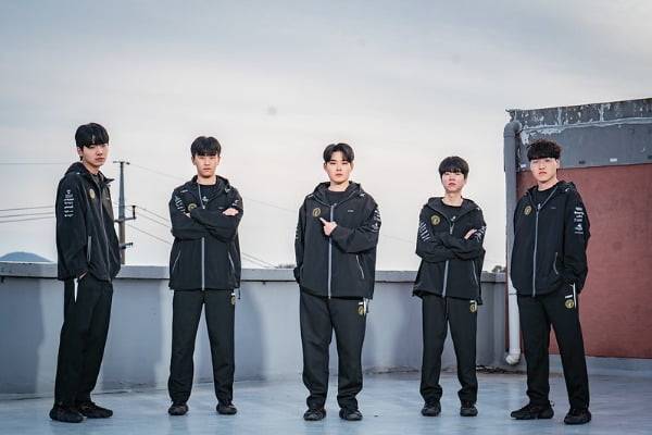 BNK 피어엑스 선수단의 모습. 왼쪽부터 '클리어' 송현민, '랩터' 전어진, '빅라' 이대광, '디아블' 남대근, '켈린' 김형규 (LCK 제공)