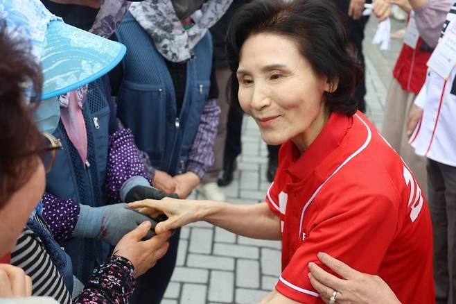 김문수 국민의힘 대통령 후보 부인 설난영 여사가 지난 23일 강원 강릉시 중앙시장을 방문해 시민들과 인사하고 있다. 사진=국민의힘 제공