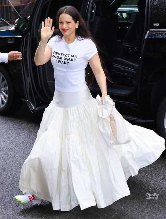 멧 갈라 현장에서 관심을 모은 스페인 팝스타 로살리아의 축구화 패션. 뉴발란스 442 PRO FG V2을 착용했다. 사진=SNS 캡처