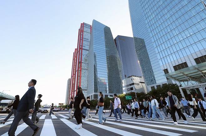 여의도에서 출근하는 직장인들. 사진=강은구 한국경제신문 기자