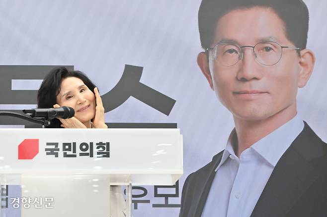 국민의힘 김문수 후보 배우자 설난영 여사가 지난 21일 서울 여의도 중앙당사에서 열린 함께 하는 정정당당 여성본부 필승결의대회에서 축사를 하며 포즈를 취하고 있다. 한수빈 기자