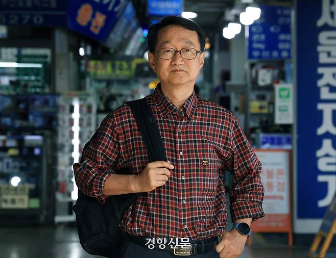 정승일 복지국가소사이어티 정책위원이 5월 20일 ‘1980년 5·18 이후 결사항전 예정’ 장소인 서울 종로구 세운상가에서 당시를 회상하고 있다. /서성일 선임기자