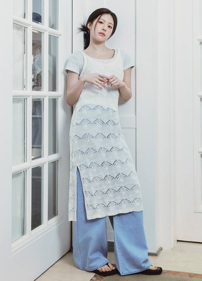 코바늘 뜨개질 방식의 ‘크로셰 패션’이 MZ세대의 유행으로 떠오르고 있다. 크로셰 슬리브리스 니트 드레스로 코디한 배우 고윤정. 마리떼 프랑소와 저버 제공