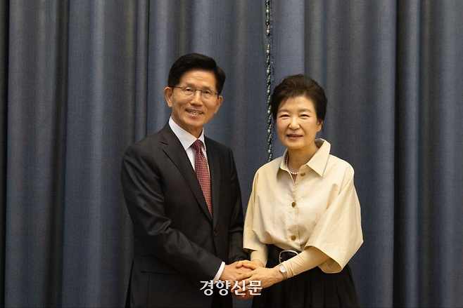 김문수 국민의힘 대선 후보가 24일 박근혜 전 대통령의 대구 달성군 사저를 방문해 박 전 대통령과 포즈를 취하고 있다. 국민의힘 제공