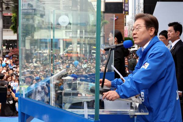 더불어민주당 이재명 대선 후보가 24일 경기 부천시 부천역 북부광장에서 열린 유세에서 시민들에게 지지를 호소하고 있다. 연합뉴스
