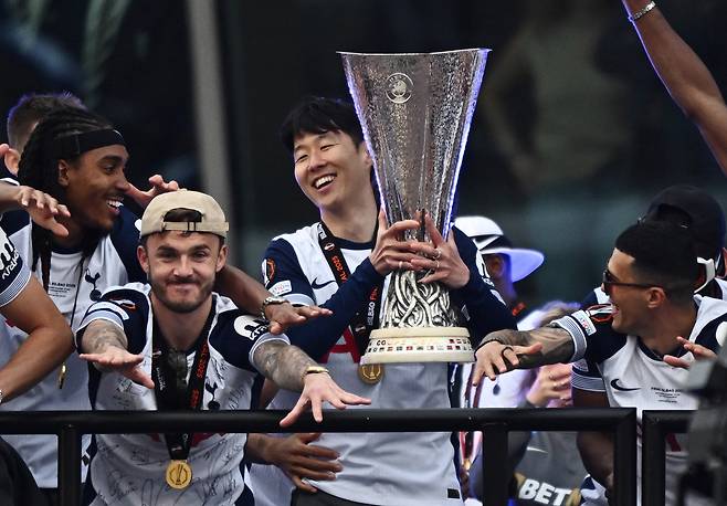 Tottenham Hotspur's Son Heung-min lifts the Europa League trophy during the team's victory parade on May 23. [REUTERS/YONHAP]