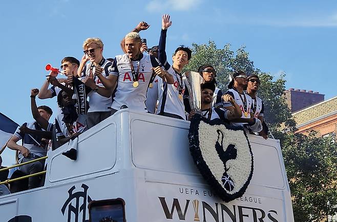 Tottemham Hotspur players wave to fans during the open-top bus parade on May 23. [YONHAP]