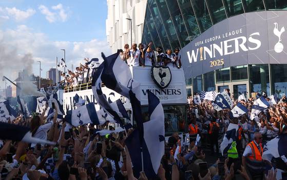 The Tottenham Hotspur bus reaches the home stadium as fans cheer for the players during the victory parade on May 23. [REUTERS/YONHAP]