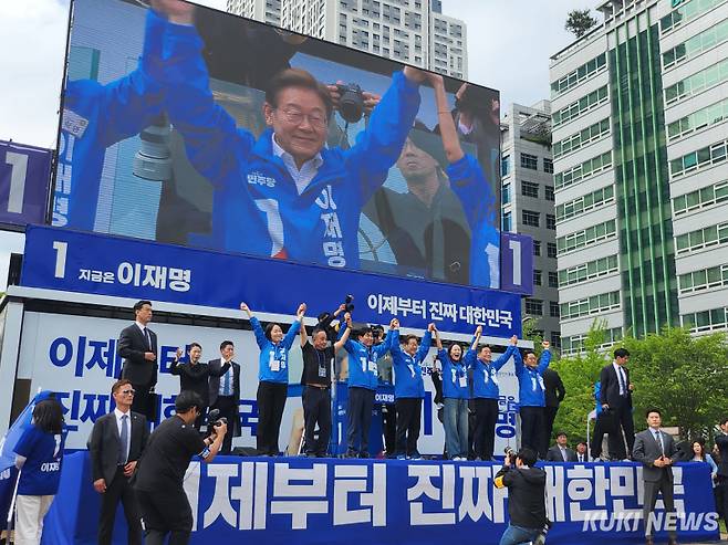 이재명 더불어민주당 대선 후보가 24일 경기 안양시 동안구 평촌중앙공원에서 시민들에게 인사하고 있다. 권혜진 기자