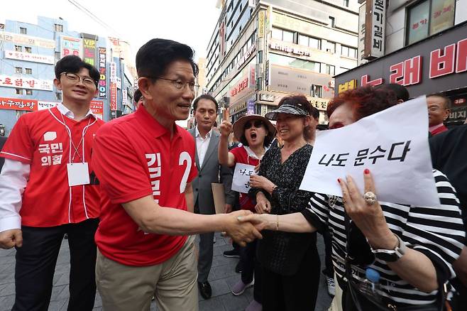 김문수 국민의힘 대선 후보가 22일 경기 광명시 철산로데오거리에서 시민들과 인사하고 있다. 공동취재