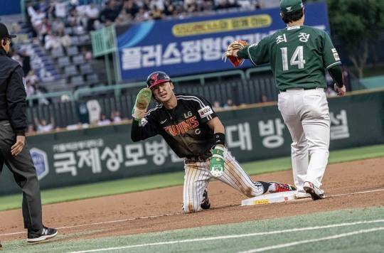 3회 더블스틸로 역전을 이끈 LG 박해민. 사진[연합뉴스]