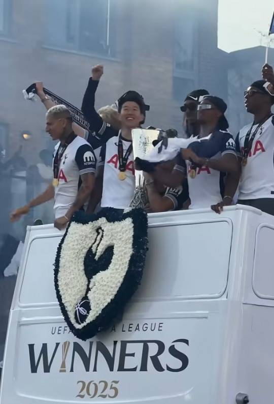 우승 퍼레이드 하는 토트넘. 사진[토트넘 유튜브 캡쳐]