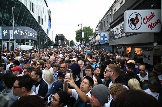 토트넘의 트로피 퍼레이드를 기다리는 팬들. 사진[ REUTERS=연합뉴스]