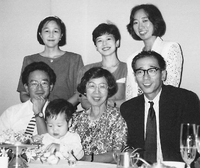 일본의 정신과 전문의 사이토 마사히코 씨(앞줄 왼쪽)가 어머니 사이토 레이코 씨(앞줄 가운데)와 함께 찍은 가족사진. 본인 제공