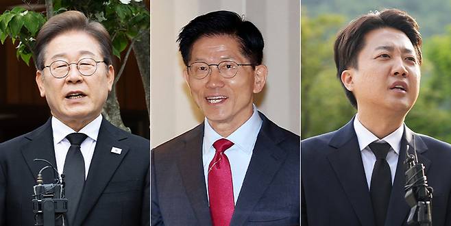 이재명 더불어민주당 대선후보(왼쪽)와 이준석 개혁신당 후보(오른쪽)가 고(故) 노무현 전 대통령 16주기인 23일 경남 김해 봉하마을에서 열린 추도식에서 소감을 말하고 있다. 별도 추모 메시지를 발표한 김문수 국민의힘 대선후보(가운데)가 더플라자호텔 서울에서 열린 조찬기도회에 참석하고 있다. [한주형 기자·연합뉴스]