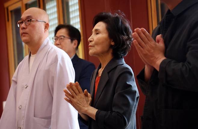 23일 강원 원주시 구룡사를 방문한 국민의힘 김문수 대선 후보의 배우자 설난영 여사가 기도하고 있다. [사진 = 연합뉴스]