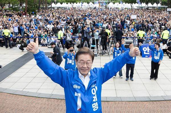 이재명 더불어민주당 대선 후보가 24일 안양시 동안구 평촌중앙공원에서 열린 집중유세에서 시민들에게 인사하고 있다. [사진=연합뉴스]