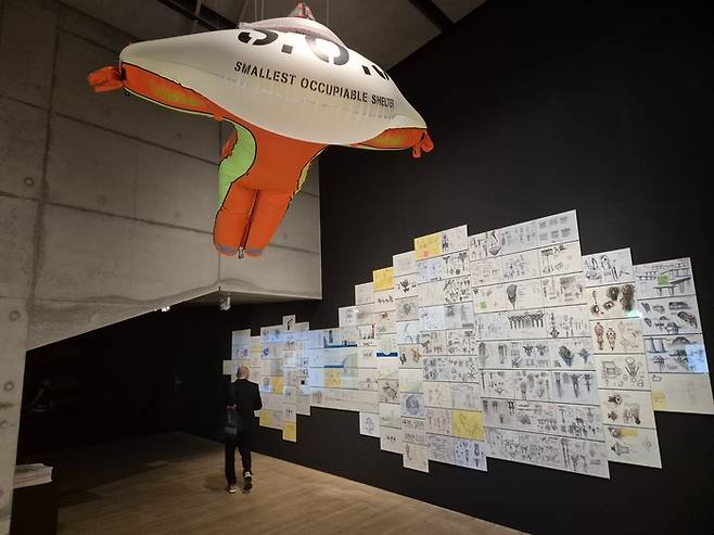 [Perfect Home]을 위한 드로잉과 의상이 전시되고 있다. ©Do Ho Suh