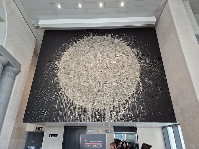 리처드 롱 [Mud Sun], 2024 ©김슬기