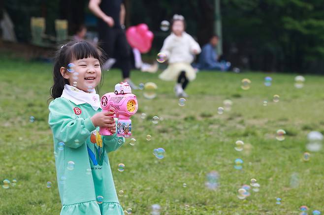 어린이날인 지난 5일 서울 광진구 어린이대공원을 찾은 어린이가 비눗방울을 만들며 즐거운 시간을 보내고 있다. [연합뉴스]