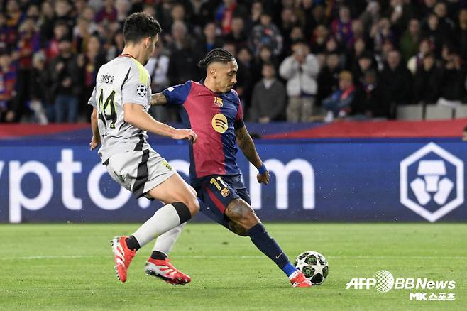 하피냐(사진 오른쪽)가 슈팅을 시도하고 있다. 사진=AFPBBNews=News1