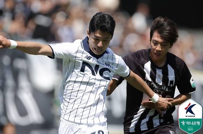 이랜드 허용준(사진 왼쪽). 사진=한국프로축구연맹