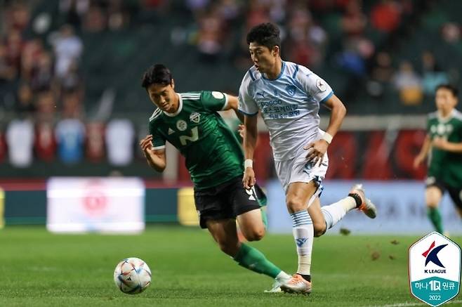 포항 시절 허용준(사진 오른쪽). 사진=한국프로축구연맹