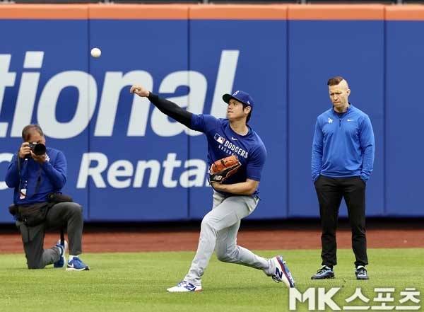 오타니 쇼헤이가 24일(한국시간) 미국 뉴욕주 플러싱의 시티필드에서 열리는 뉴욕 메츠와 원정경기를 앞두고 캐치볼을 소화하고 있다.사진=고홍석 MK스포츠 통신원