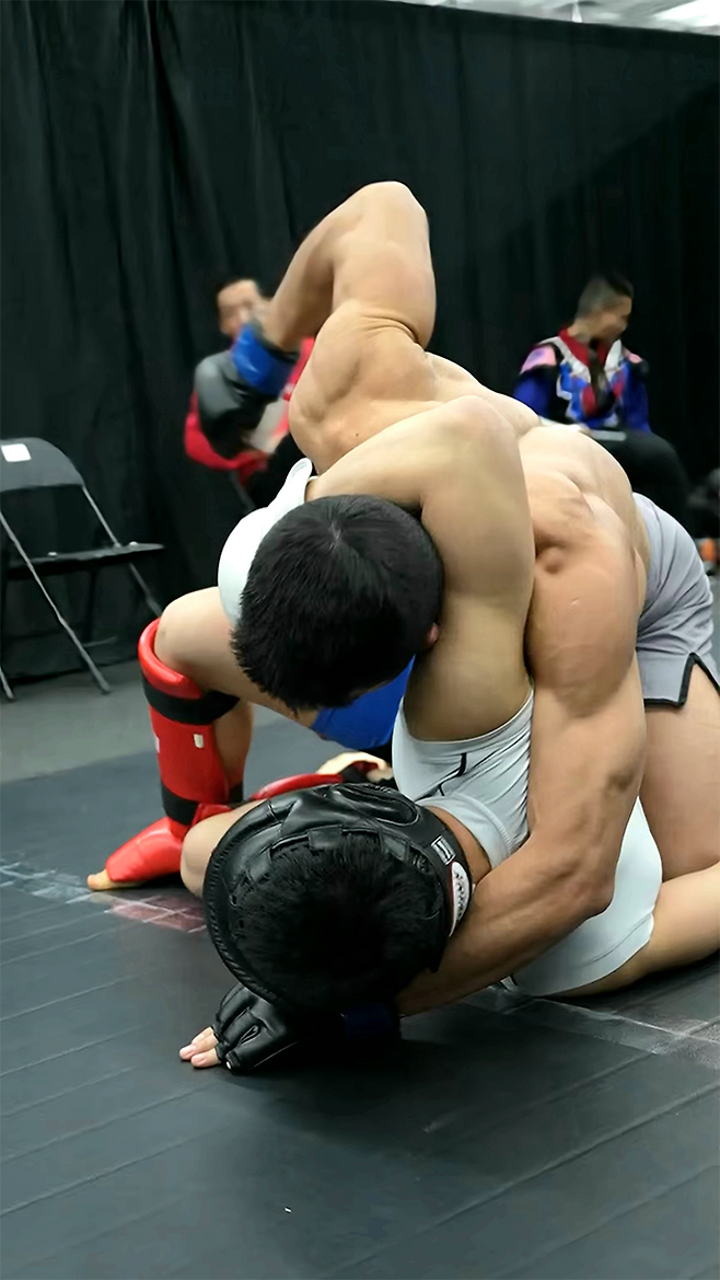 ONE Championship 7승 2패 윤창민이 2025년 5월 중국 퍼포먼스 인스티튜트 상하이 Road to UFC 시즌4 페더급 토너먼트 준준결승 시작 전 그라운드 앤드 파운드로 몸을 풀고 있다. 윤창민은 아시아 종합격투기 톱스타 추성훈 김동현의 제자다. 사진=TKO