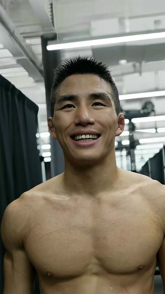 ONE Championship 7승 2패 윤창민이 2025년 5월 중국 퍼포먼스 인스티튜트 상하이에서 Road to UFC 시즌4 토너먼트 준결승 진출 소감을 말하고 있다. 윤창민은 아시아 종합격투기 톱스타 추성훈 김동현의 제자다. 사진=TKO