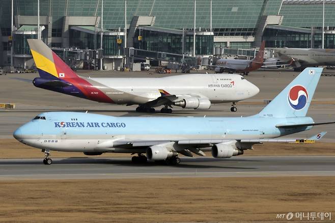 지난해 12월 11일 인천국제공항 전망대에서 바라본 공항 계류장 내 대한항공 모습. /사진=뉴시스 /사진=최동준