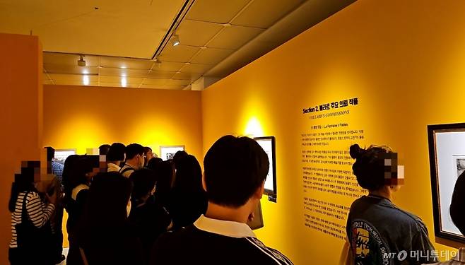 23일 서울 서초구 예술의전당 한가람미술관에서 열린 '마르크 샤갈 특별전 - 비욘드 타임'에서 관람객들이 그림을 감상하고 있다. / 사진 = 오진영 기자