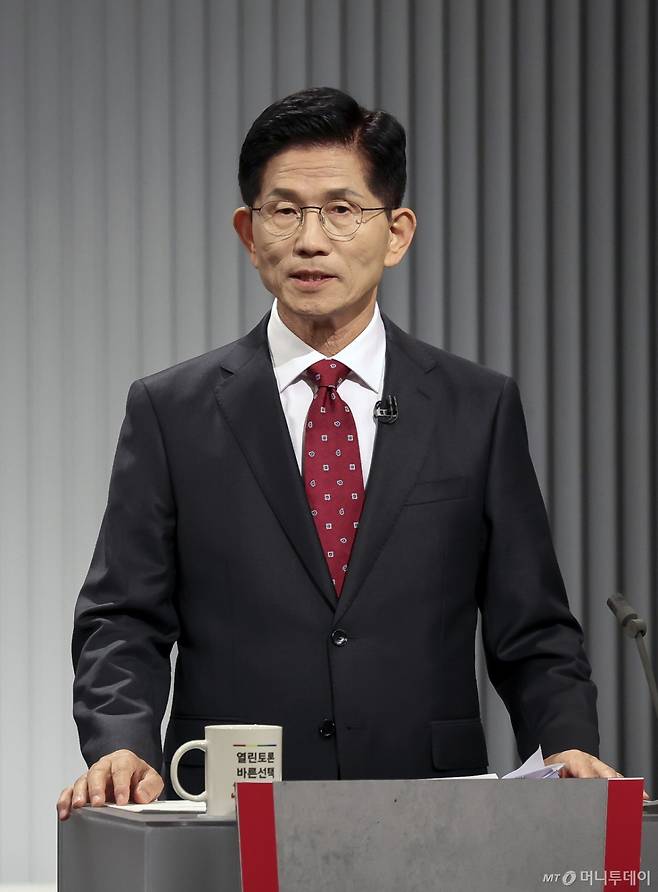 [서울=뉴시스] 국회사진기자단 = 김문수 국민의힘 대선후보가 23일 서울 영등포구 KBS본관 스튜디오에서 열린 중앙선거방송토론위원회 주관 제21대 대통령선거 2차 후보자 토론회 준비를 하고 있다. 2025.05.23. photo@newsis.com /사진=