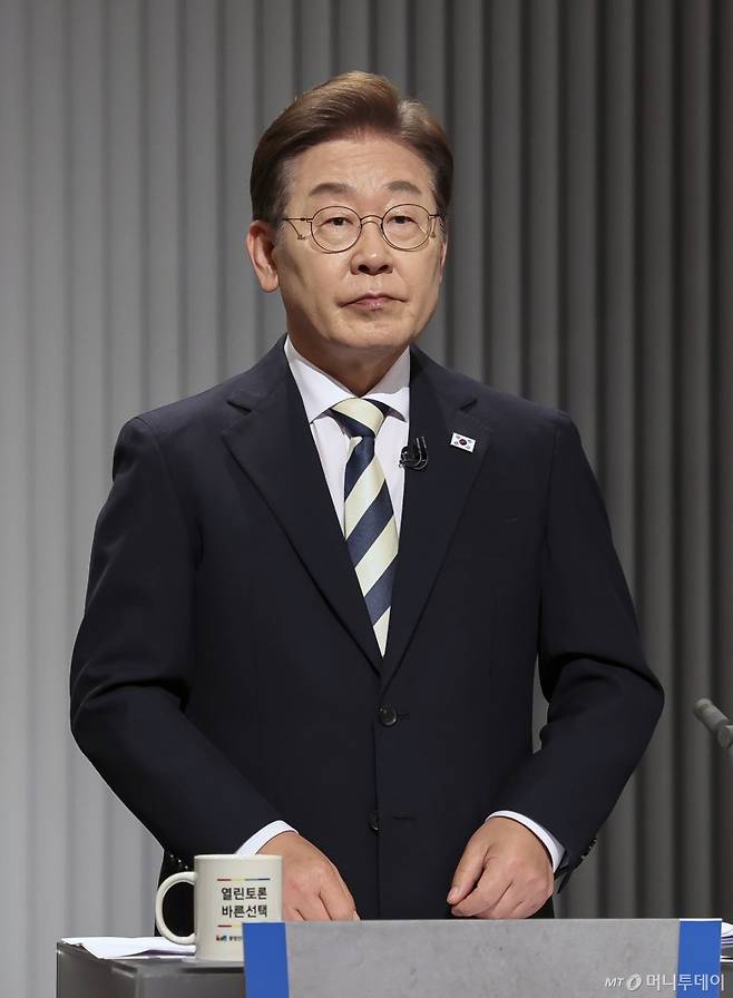 [서울=뉴시스] 국회사진기자단 = 이재명 더불어민주당 대선후보가 23일 서울 영등포구 KBS본관 스튜디오에서 열린 중앙선거방송토론위원회 주관 제21대 대통령선거 2차 후보자 토론회 준비를 하고 있다. 2025.05.23. photo@newsis.com /사진=