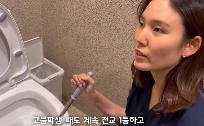 최근 유튜브 채널 '나는 사장님'에는 '연봉 1억 회계사 그만두고 화장실 청소하는 이유'라는 제목의 영상이 올라왔다. 영상의 주인공 31살 이윤재씨는 대학교 3학년 때 일본 공인회계사 시험에 합격해 일본에서 4년, 한국에서 3년 동안 회계사로 일했다./사진=유튜브 '나는 사장님' 갈무리