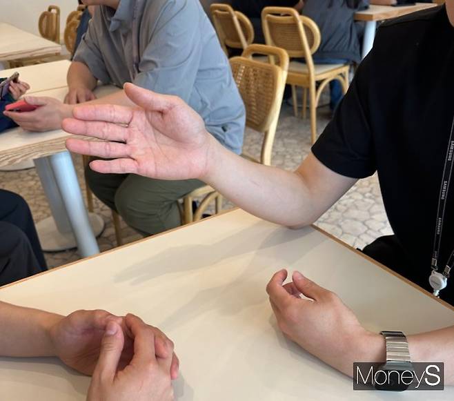 사진은 이날 자신의 회사 동료와 업무에 대해 회의를 하는 최씨. /사진=유찬우 기자