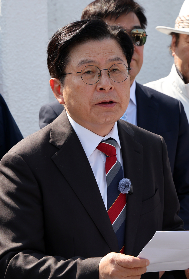 황교안 무소속 후보가 지난달 24일 서울 종로구 정부서울청사 앞에서 지지자들과 함께 기자회견을 열고 한덕수 전 국무총리에게 요청하는 부정선거 방지 조치 관련 발언을 하고 있다. 뉴시스