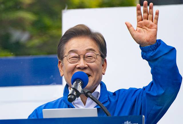 이재명 더불어민주당 대통령 후보가 24일 오후 경기도 시흥시 배곧아브뉴프랑센트럴광장에서 시민들에게 지지를 호소하고 있다. 뉴시스(공동취재단)