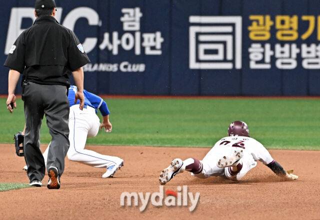 22일 오후 서울 고척돔 고척스카이돔에서 진행된 '2025 프로야구 KBO리그' 키움히어로즈와 삼성라이온즈의 경기. 키움 송성문이 6회말 2사 1루서 도루에 성공하고 있다./마이데일리
