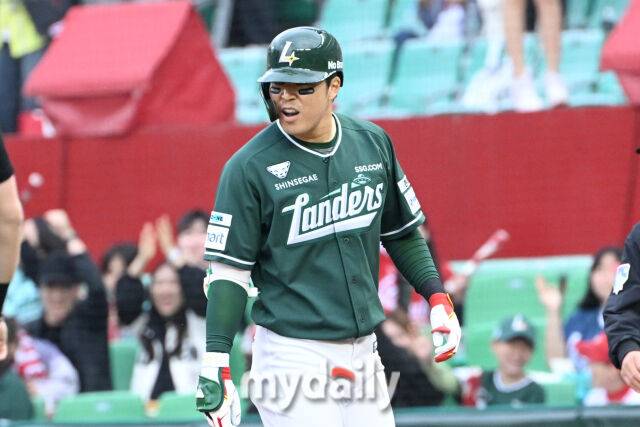 24일 인천 SSG랜더스필드에서 열린 '2025 신한 SOL BANK KBO리그' LG 트윈스와 SSG랜더스 경기.SSG 한유섬이 3회말 1사 2루에 1타점 역전 적시타를 친 뒤 기뻐하고 있다./인천=한혁승 기자