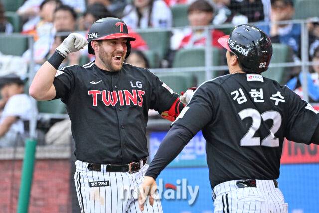 24일 인천 SSG랜더스필드에서 열린 '2025 신한 SOL BANK KBO리그' LG 트윈스와 SSG랜더스 경기.LG 오스틴이 5회초 무사 1루에 역전 투런포를 친 뒤 기뻐하고 있다./인천=한혁승 기자