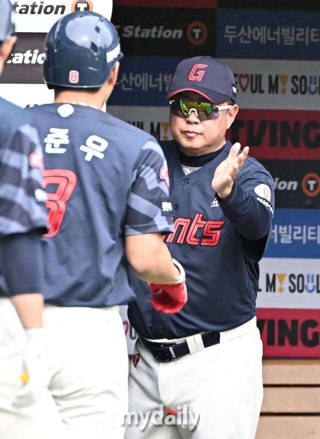 27일 오후 서울 잠실야구장에서 진행된 '2025 프로야구 KBO리그' 두산 베어스와 롯데 자이언츠의 경기. 롯데 김태형 감독이 5회초 1사에서 솔로홈런을 터뜨린 전준우와 환호하고 있다./마이데일리