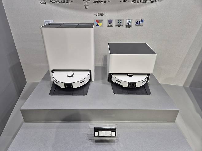 삼성전자가 올해 출시할 예정인 2025년형 로봇청소기 ‘비스포크 AI 스팀’. 물통과 오수통이 없는 자동 직배수 방식의 모델(오른쪽)이 이번에 새롭게 추가됐다. [헤럴드DB]
