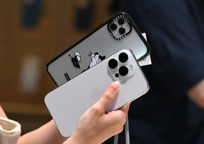 23일 한국신용카드학회 춘계학술세미나에서는 애플페이가 도입되더라도 카드사 수익개선 효과는 크지 않을 것이라는 분석이 나왔다. 사진은 애플 아이폰16 시리즈 [임세준 기자]