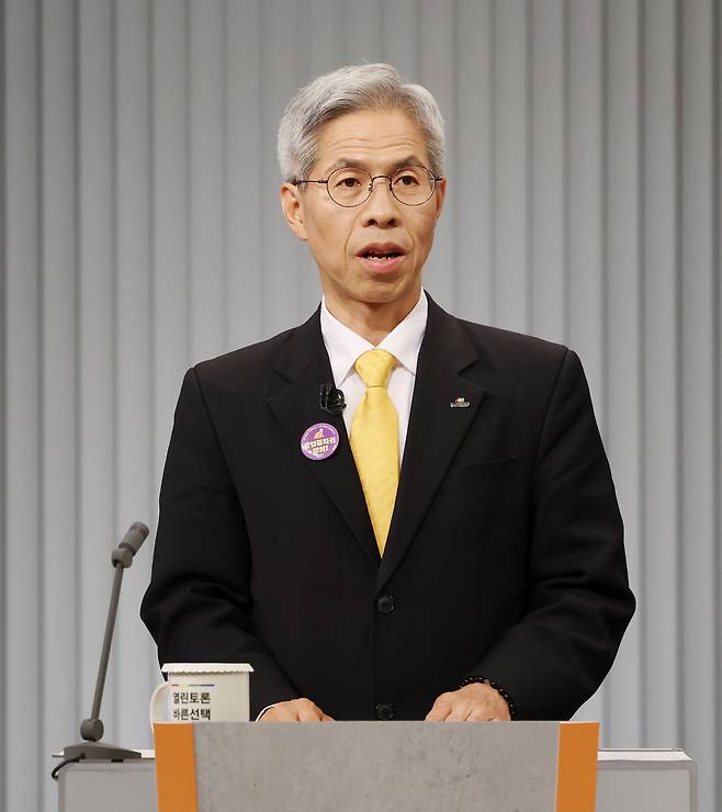 권영국 민주노동당 대선 후보가 23일 서울 영등포구 여의도 KBS 스튜디오에서 열린 중앙선거방송토론위원회 주관 제21대 대통령선거 후보자 토론회에 참석하고 있다. 국회사진기자단