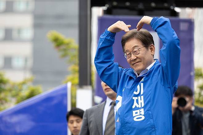 이재명 더불어민주당 대선 후보가 24일 경기 시흥시 배곧아브뉴프랑센트럴광장에서 열린 유세에서 시민들에게 인사하고 있다. [연합]