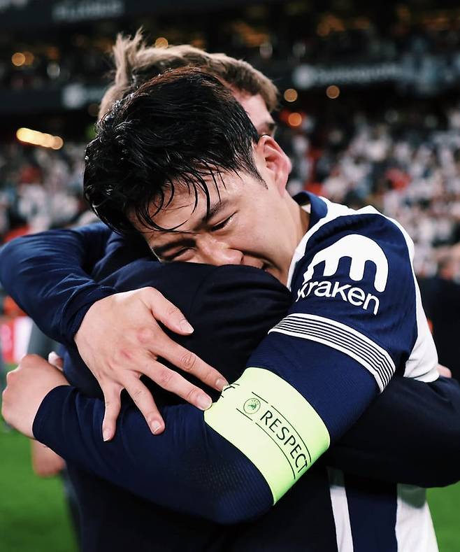 [서울=뉴시스] 토트넘 홋스퍼의 손흥민이 지난 21일(현지 시간) 스페인 빌바오의 산 마메스 스타디움에서 열린 2024-25 유럽축구연맹(UEFA) 유로파리그(UEL)에서 우승한 뒤 눈물을 흘리고 있다. 토트넘은 결승전에서 맨체스터 유나이티드를 1-0으로 꺾고 우승을 차지했으며, 손흥민은 생애 첫 우승컵을 들어 올렸다. (사진=손흥민 인스타그램 캡쳐) 2025.05.23. photo@newsis.com *재판매 및 DB 금지