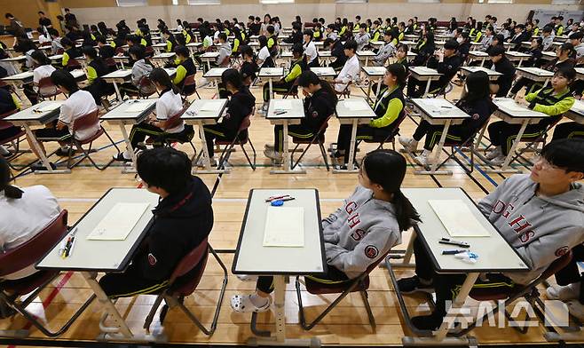 [화성=뉴시스] 김종택 기자 = 30일 경기 화성시 동탄국제고등학교에서 1학년 학생들이 1차 지필평가를 시험 감독이 없는 '무감독 양심 시험'으로 치르고 있다. 사진은 본 기사와 관계없음. 2025.04.30. jtk@newsis.com