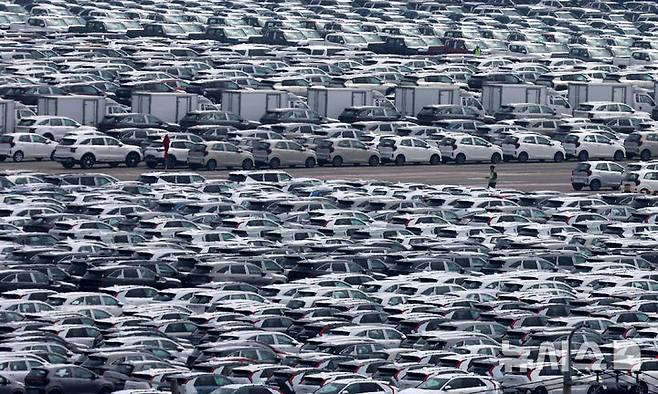 [평택=뉴시스] 추상철 기자 = 22일 오후 경기 평택항 자동차 전용부두에 수출 차량이 세워져 있다. 2025.05.22. scchoo@newsis.com