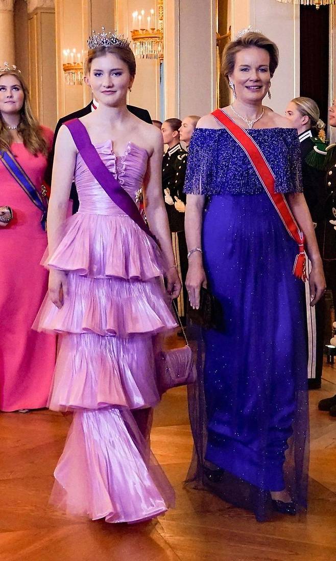 [서울=뉴시스]벨기에 왕위 승계 서열 1위인 엘리자베트 공주(왼쪽)과 모친인 마틸드 왕비. (출처=HOLA!) 2025.5.24. *재판매 및 DB 금지